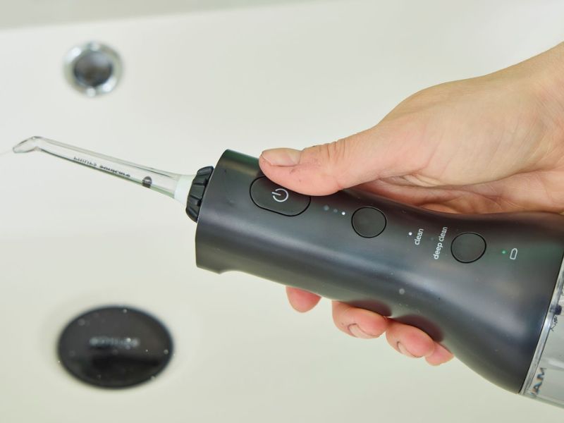 Vệ sinh máy tăm nước sau mỗi lần sử dụng là điều cần thiết