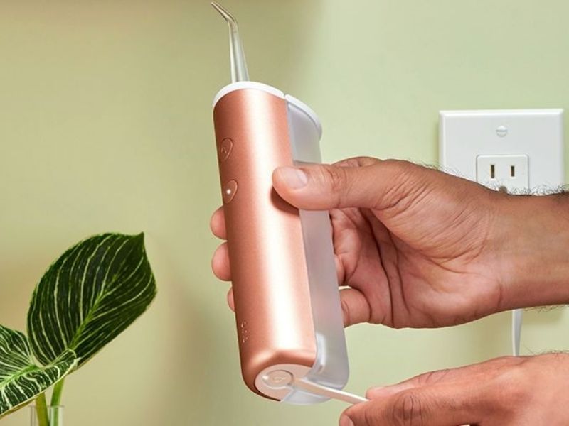 Sạc pin đúng cách và kiểm tra nguồn điện trước khi dùng tăm nước