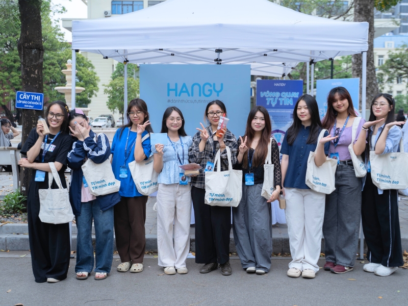 Rất nhiều bạn trẻ đã đến chơi, check in tại booth Hangy