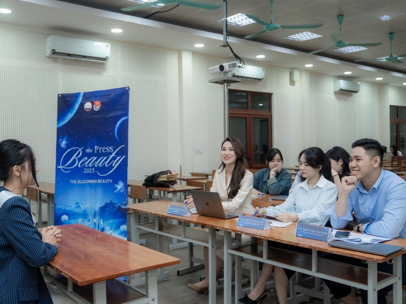 Đại diện Hangy (áo xanh ngoài cùng) tham gia với vai trò giám khảo phần thi Người đẹp Nhân ái