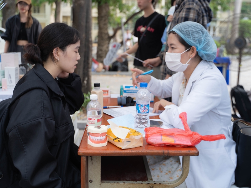  Nha sĩ Nguyễn Thị Kim Cúc - đại diện chuyên môn Hangy - đang khám và tư vấn răng miễn phí cho sinh viên Báo chí