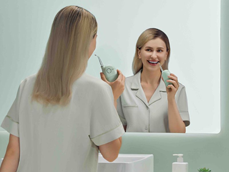 Tăm nước nhỏ gọn phù hợp với người làm răng sứ, cấy ghép implant
