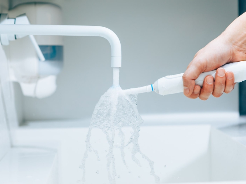 Hãy vệ sinh đầu bàn chải kỹ lưỡng sau mỗi lần sử dụng Hãy vệ sinh đầu bàn chải kỹ lưỡng sau mỗi lần sử dụng