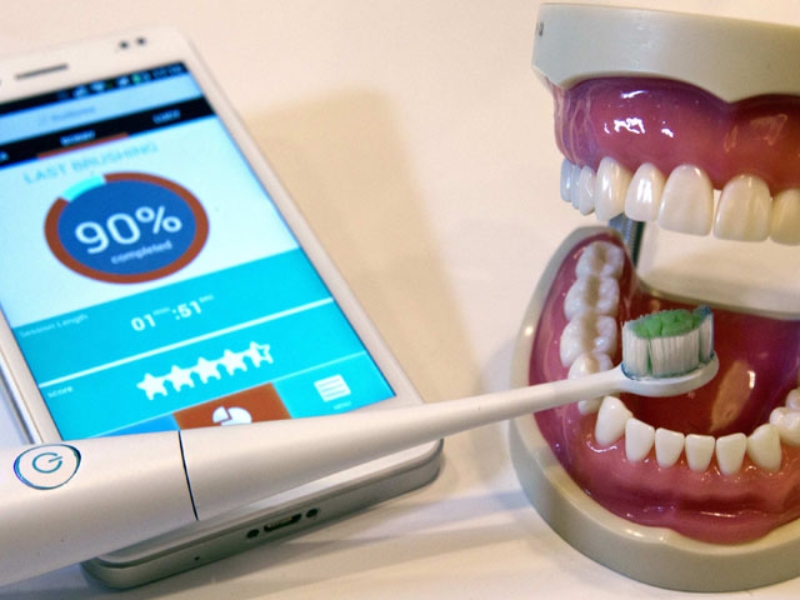 Kết nối bàn chải điện với smartphone cho phép theo dõi thói quen chải răng hàng ngày