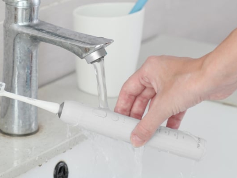 Vệ sinh thân bàn chải điện sau khi đánh răng Vệ sinh thân bàn chải điện sau khi đánh răng