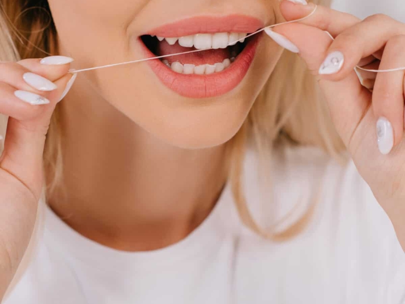 Việc dùng chỉ nha khoa đều đặn giúp giảm nguy cơ viêm nướu