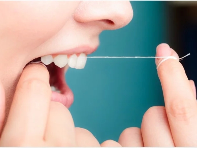 Hướng dẫn cách dùng chỉ nha khoa dạng cuộn