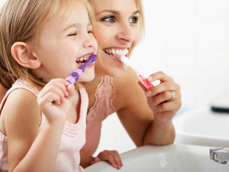 Vệ sinh răng miệng đúng cách là yếu tố quan trọng giúp hạn chế tình trạng chảy máu khi đánh răng