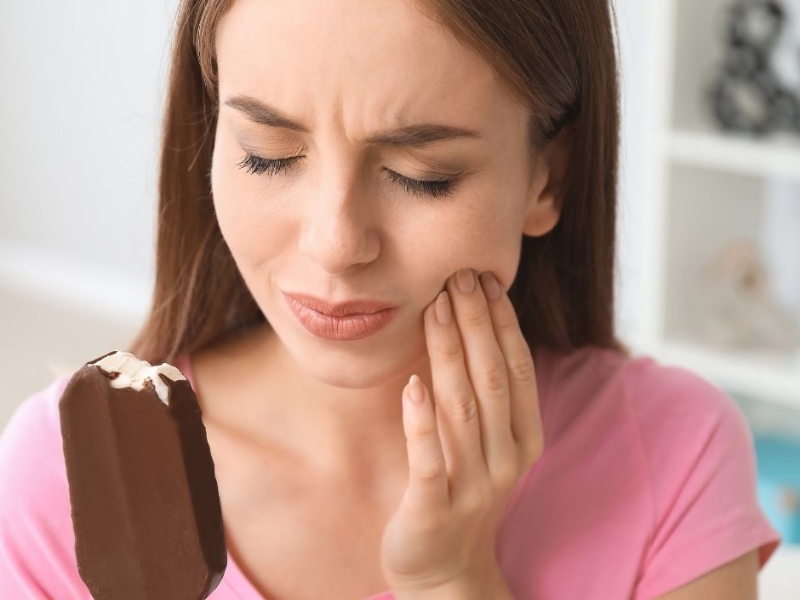 Tình trạng ê buốt răng, hay còn gọi là răng nhạy cảm, là một vấn đề phổ biến