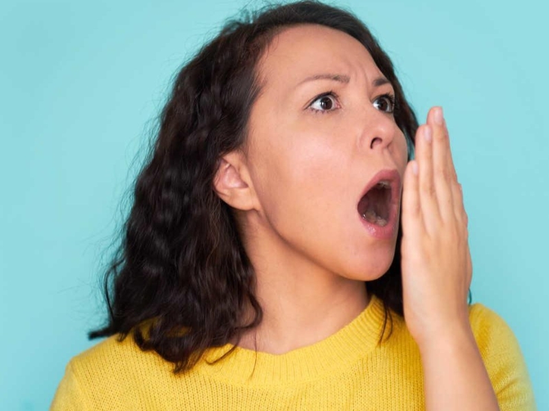 Nếu ê buốt răng kèm theo hơi thở nặng mùi có thể là dấu hiệu của bệnh viêm nướu