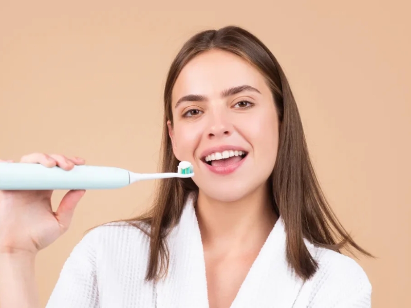 Nên chọn loại bàn chải có lông mềm và chải răng nhẹ nhàng