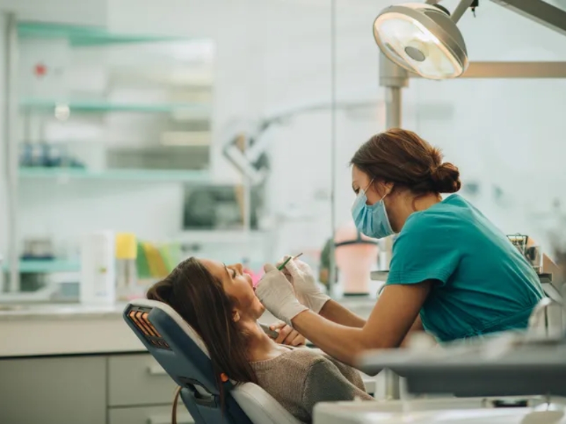 Nha sĩ sẽ thiết kế máng nhựa vừa vặn với hàm răng để ngăn tổn thương trong lúc ngủ