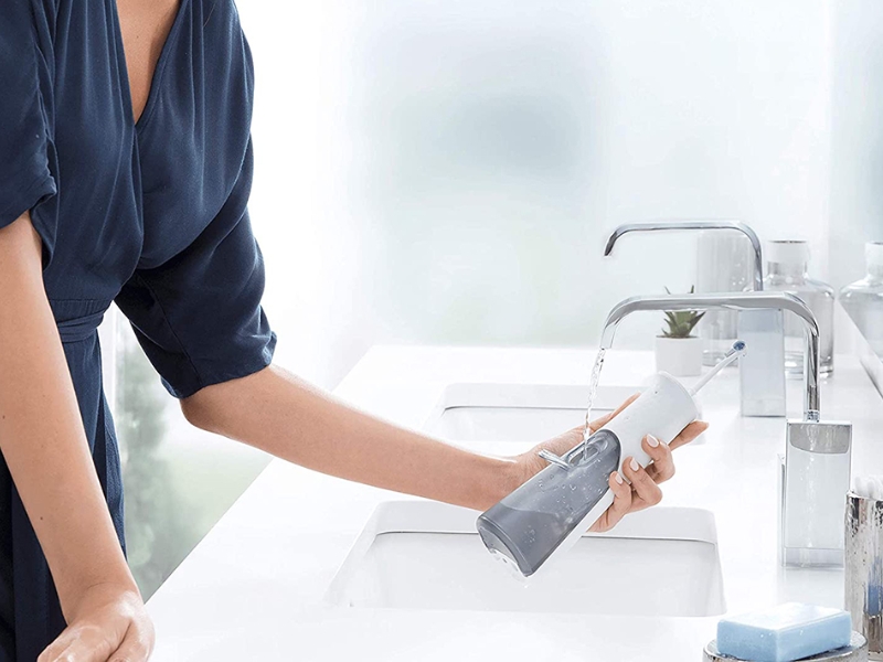 Máy tăm nước cầm tay có thiết kế nhỏ gọn, tiện lợi