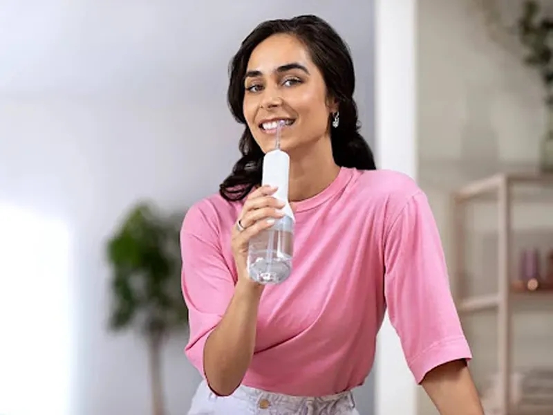Giữ đầu xịt tạo một góc khoảng 90 độ so với viền nướu và di chuyển chậm rãi