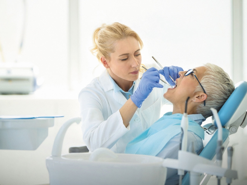 Nếu tình trạng sưng lợi răng hàm nặng, có thể bạn cần phải tới nha khoa để can thiệp y tế sâu hơn